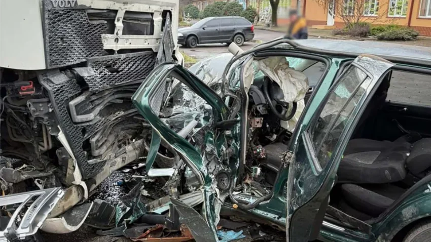 Водія затисло в авто після зіткнення з вантажівкою у Мукачеві